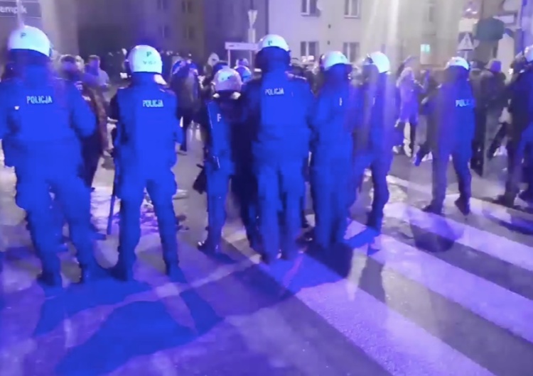  Zamieszki przed klubem w Rybniku. Doszło do starć z policją [WIDEO] 
