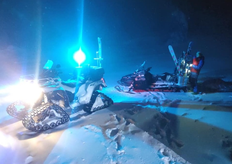 Przy -26 stopniach na szczycie Śnieżki uprawiała „górskie morsowanie”. Z pomocą wyruszył GOPR