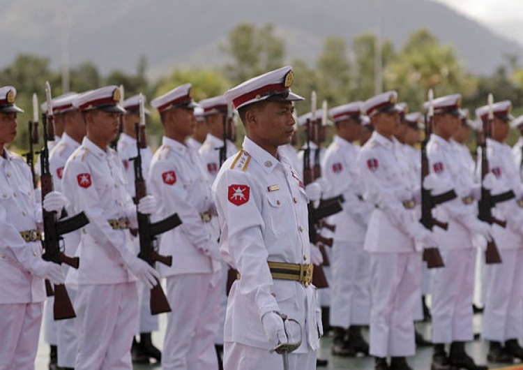 Myanmar guard Birma. Trwają protesty przeciwko zamachowi stanu. Noblistka w areszcie domowym