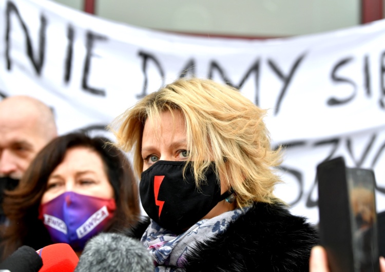  Nauczycielka podczas protestów Strajku Kobiet: 