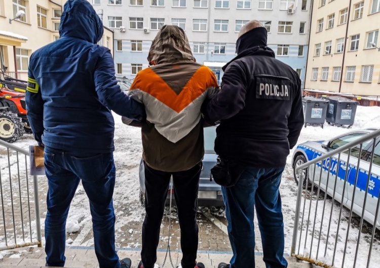  Myślał, że policjanci go w tapczanie nie znajdą. Znaleźli