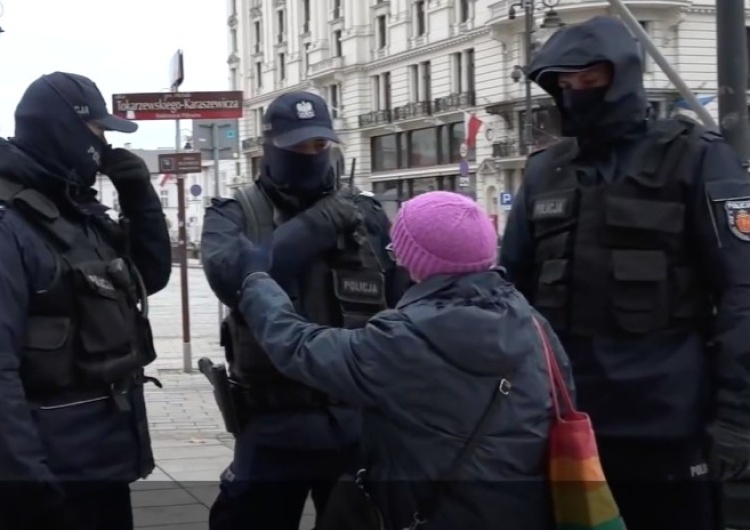  Warszawa: Aktywistka „Babcia Kasia” oskarżona o znieważenie policjantów