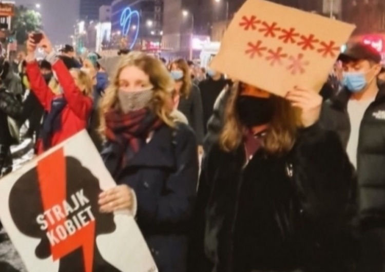  [SONDAŻ] Protesty kobiet nie szkodzą PiS