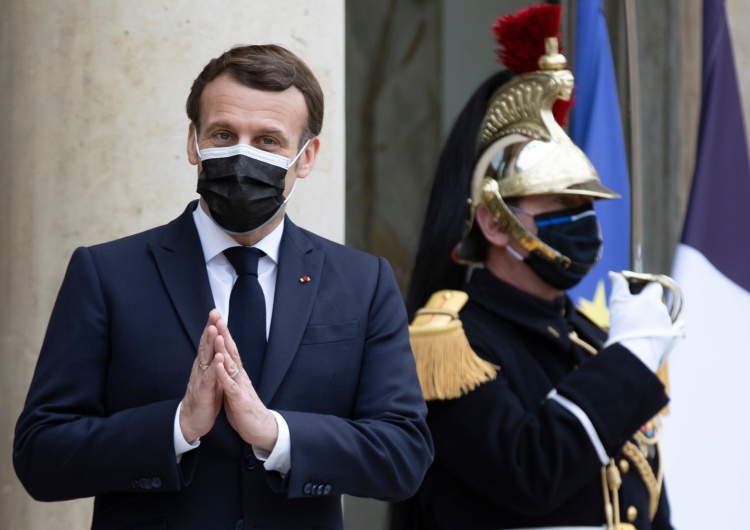Emmanuel Macron Francuscy lekarze wystąpili przeciwko rządowej strategii walki z koronawirusem