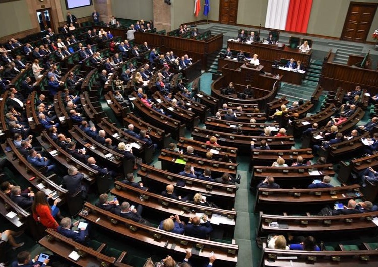  [najnowszy sondaż] Aż 6 partii w Sejmie. PiS wyraźnie prowadzi, ale zjednoczona opozycja 