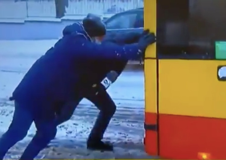 [video] Hit. Warszawa: Pasażer pcha autobus uwięziony w śniegu. Dziennikarz TVN24 wypytuje go w tym czasie o Białoruś