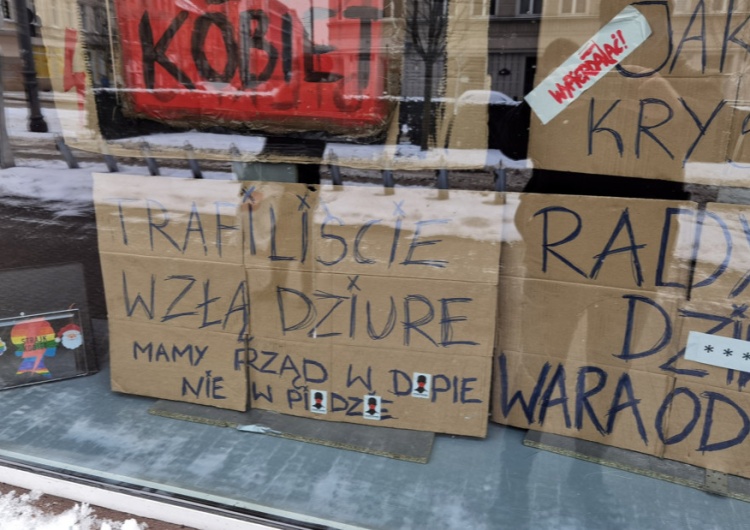 „Mamy rząd w dup*e, nie w pi*dzie”. Szokująca kartonowa ekspozycja w centrum Poznania