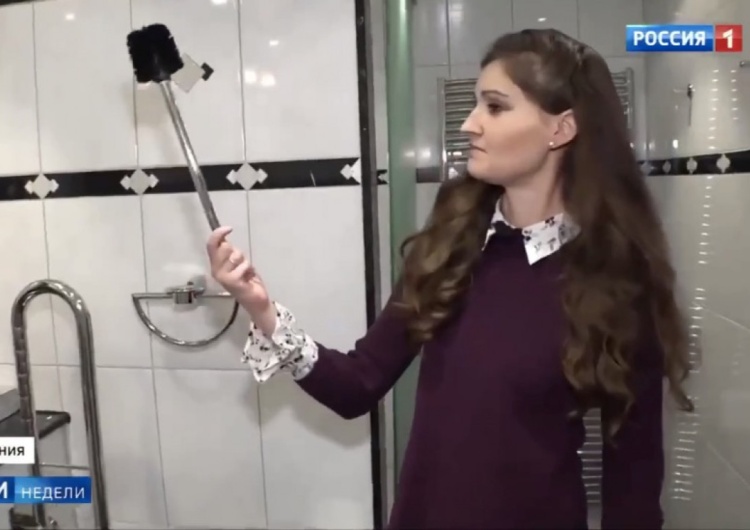 rosyjska dziennikarka prezentuje szczotkę klozetową Co za kompromitacja rosyjskiej telewizji! „Szczotka klozetowa z toalety Nawalnego”
