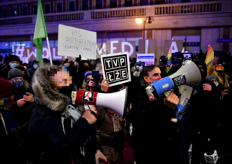 Sąd pozostawił bez aresztu mężczyznę, który groził policjantom. Strajk Kobiet nie kryje radości: „Wojtek wolny!!!!!”