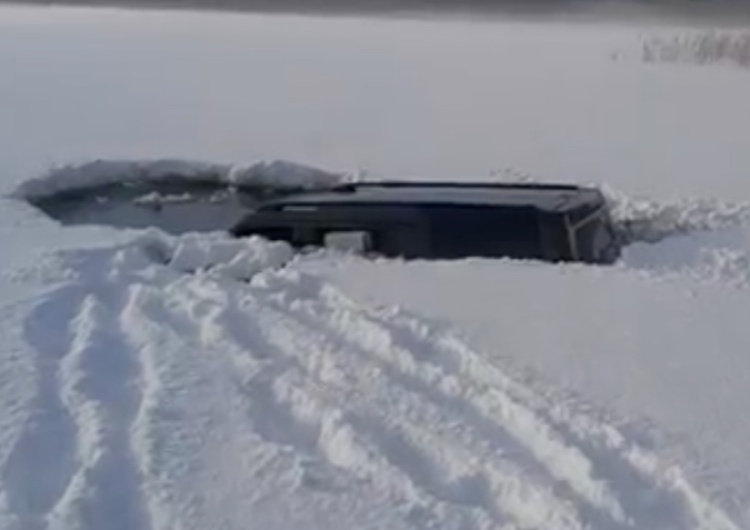  [Video] Wjechał na zamarznięte jezioro. Samochód utonął 