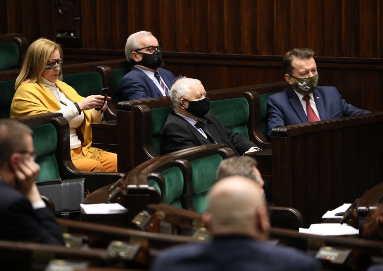  [SONDAŻ] PiS ze spadkiem poparcia. Hołownia wyprzedza KO