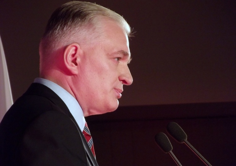 Zawieszony poseł Porozumienia zabiera głos. „Powołują się na statut, a go nie znają”
