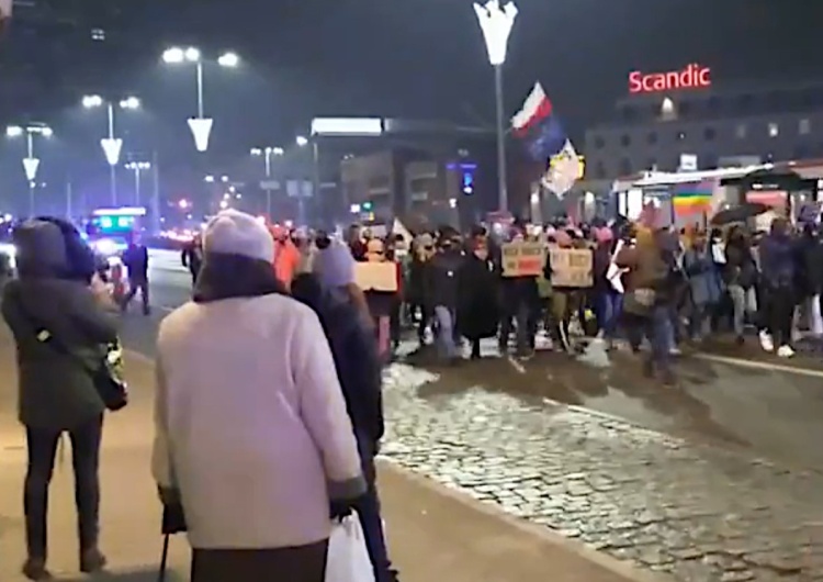 porażka frekwencyjna Strajku Kobiet w Gdańsku Profesor UW zrozpaczony: Kto wyprowadzi ludzi na ulice? Gdzie są te setki tysięcy?