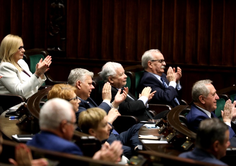  [SONDAŻ] PiS niezmiennie liderem. KO tym razem przed Hołownią 