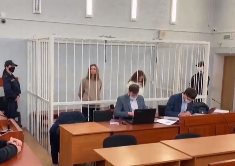  [video] Dziennikarki zamknięte w klatce. Białoruski sąd wznowił proces reporterek Biełsatu