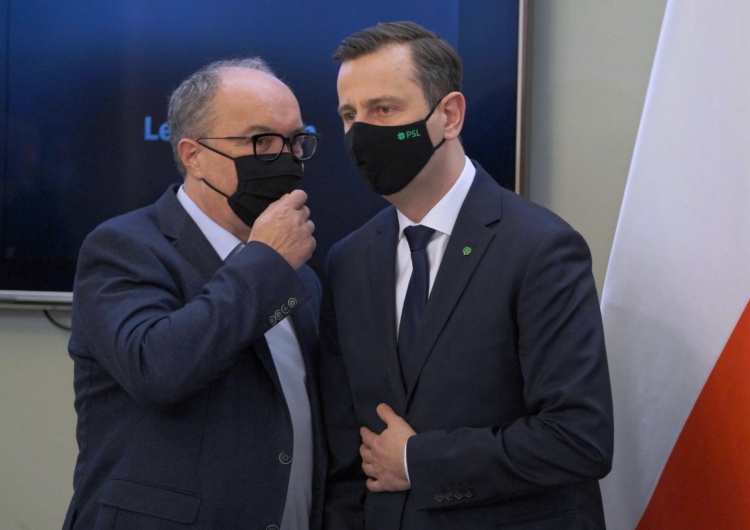 Władysław Kosiniak-Kamysz oraz Włodzimierz Czarzasty [Nowy sondaż] PiS wygrywa. Zaskakujący wynik PSL i Hołowni