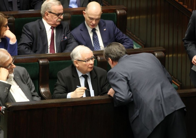  W grudniu podczas ważnego głosowania J. Kaczyński i jego otoczenie wyjęli karty do głosowania. Ustawa przeszła