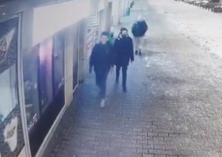 Nieoficjalnie: Drzwi kościoła w Warszawie zniszczyli uczestnicy Strajku Kobiet