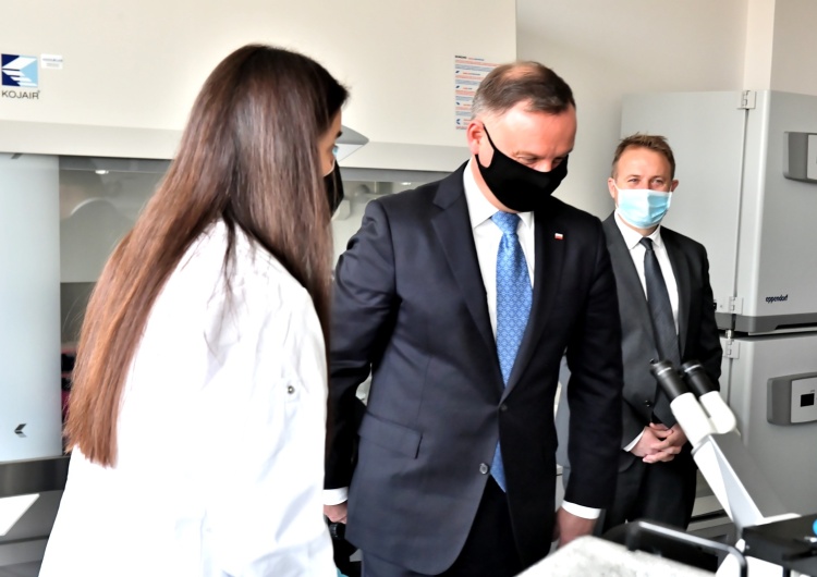 Prezydent: Trzymam kciuki za badania nad polskim preparatem przeciwko koronawirusowi