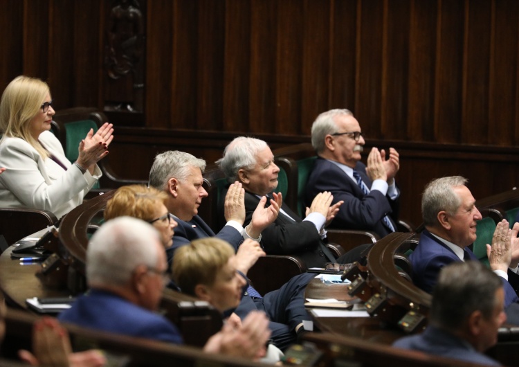  [SONDAŻ] PiS niezmiennie liderem. Hołownia utrzymuje przewagę nad Platformą