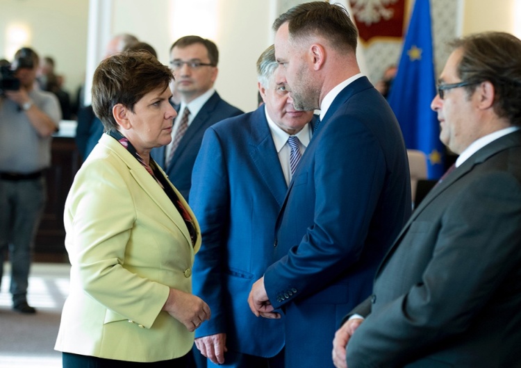 Posiedzenie rządu, 13 września 2016 r. Rusza nowa prawicowa partia. W tle były minister w rządzie Beaty Szydło