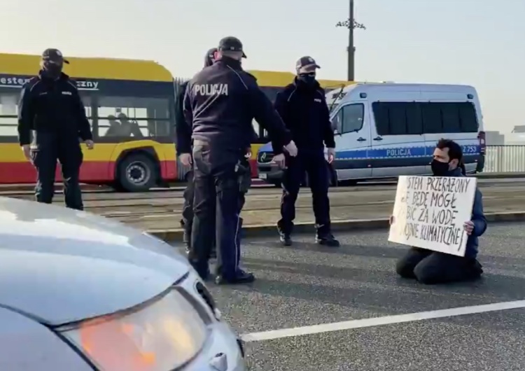  [WIDEO] Mężczyzna zablokował ruch na moście Poniatowskiego. „Za kilka lat czeka nas wojna klimatyczna”