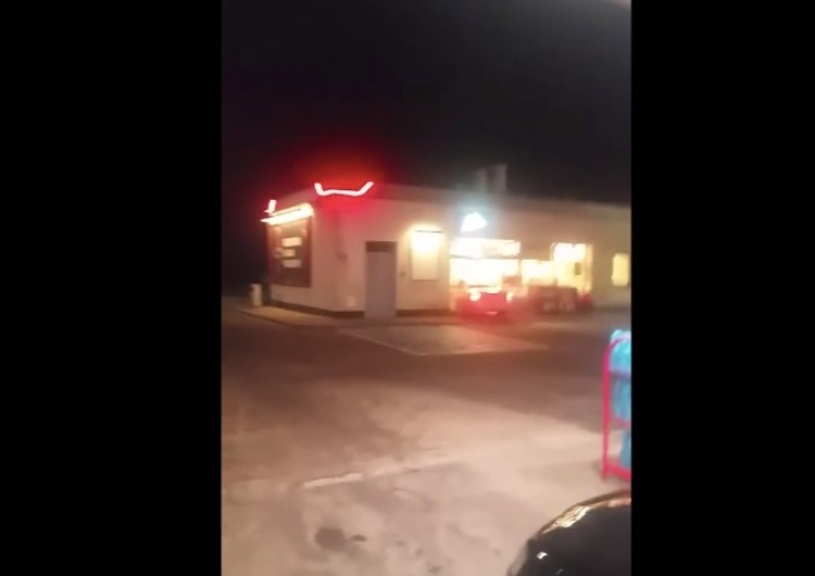  [video] Polska: Kobieta staranowała stację benzynową Orlenu w Rymaniu. Padły strzały