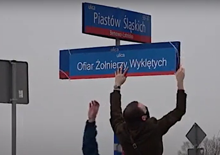 Lewica zasłania znak drogowy [video] Skandal! Tak pogrobowcy komuny 