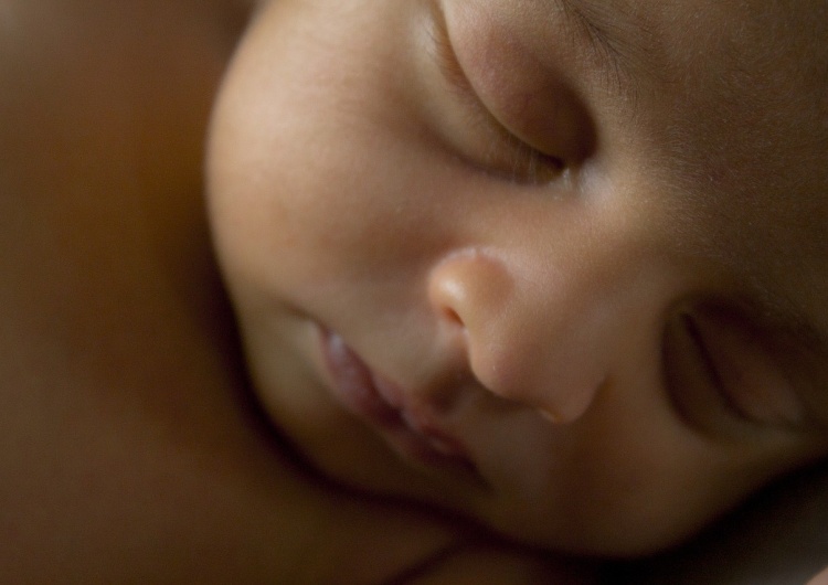 dziecko USA. Biskupi zalecają szczepionki wyprodukowane bez użycia linii komórkowych abortowanych dzieci