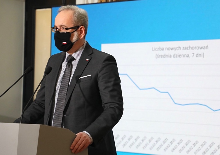 „Jesteśmy w trudnej sytuacji, trzecia fala się rozwija”. Konferencja prasowa ministra zdrowia