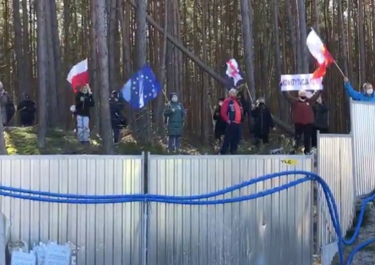  [Video] „Cała Polska wie, jaki z ciebie ch*j.” Sympatycy opozycji próbowali zakłócić uroczystość w Świnoujściu