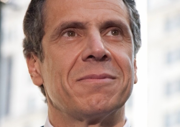 Andrew Cuomo Po skandalach seksualnym i ze zgonami w domach opieki demokratyczny gubernator NY pozbawiony uprawnień