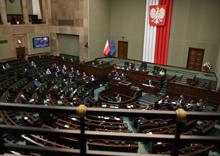  [najnowszy sondaż] IBRiS: Niepokojący wynik dla PiS, ale to opozycja ma większy problem