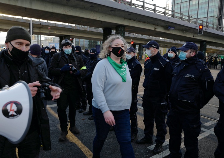 Marta Lempart Strajk Kobiet blokuje rondo Czterdziestolatka, policjanci legitymują zebranych