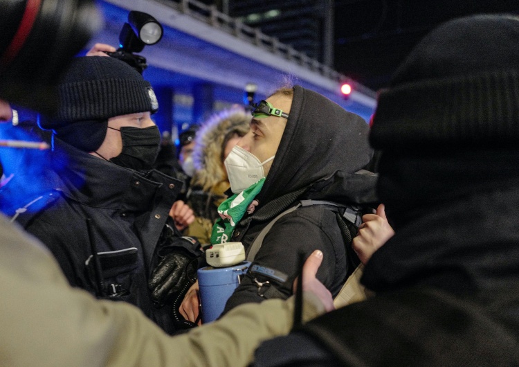 Policja o zachowaniach na Strajku Kobiet: To działania świadome. Celem jest wykazanie rzekomej represji policji. Prawda jest jednak taka...
