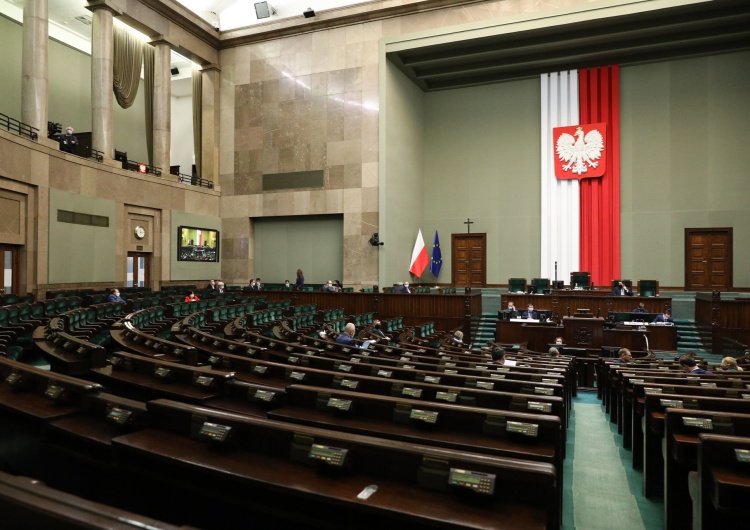 Sejm RP Poparcie dla ZP poniżej 30 proc., Hołownia przed KO, tylko 4 ugrupowania w Sejmie. Zaskakujący sondaż dla RMF FM