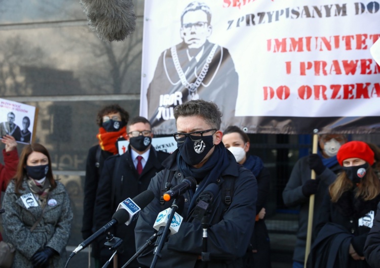  Nieźle sobie pogrywa. Tuleya pikietuje pod prokuraturą i trzeci raz nie stawia się na przesłuchanie