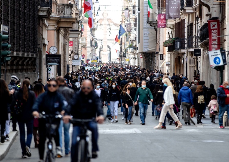  Włochy: Szturm na restauracje i zakłady fryzjerskie przed lockdownem w połowie kraju