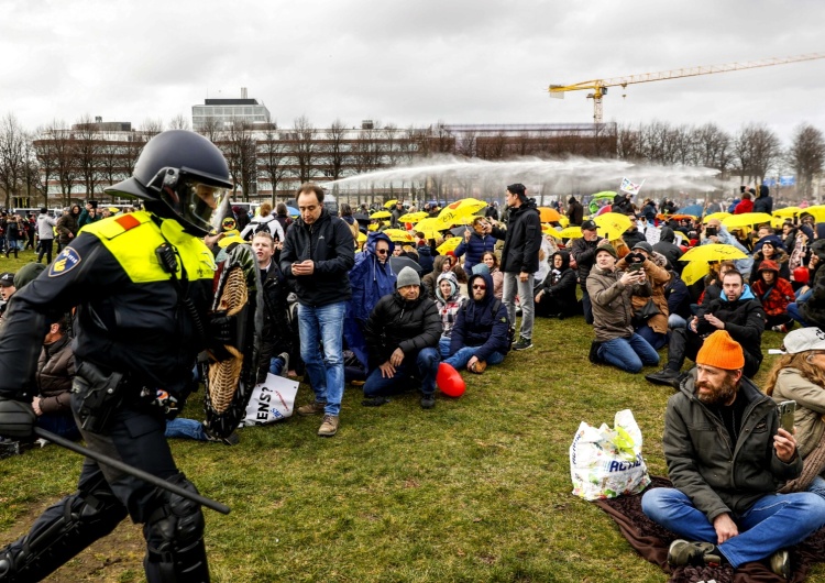  Holandia: Policja użyła armatek wodnych wobec protestujących przeciw restrykcjom