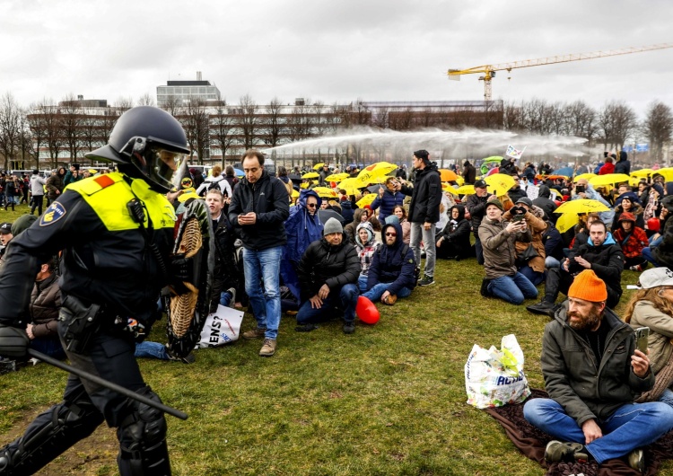 Holandia: Policja użyła armatek wodnych wobec protestujących przeciw restrykcjom