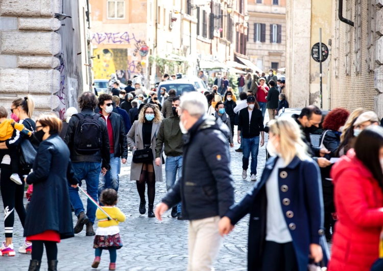  Włochy: Tłumy w miastach w ostatnim dniu wolności przed lockdownem