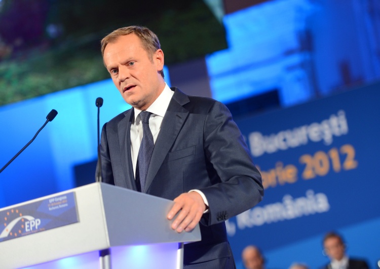 „Okradają własny naród w czasie tragicznej zarazy”. Tusk uderza w rząd