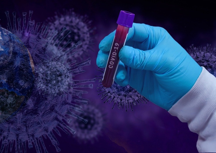 „Paraliż twarzy”. Znany gitarzysta przestrzega przed AstraZeneca