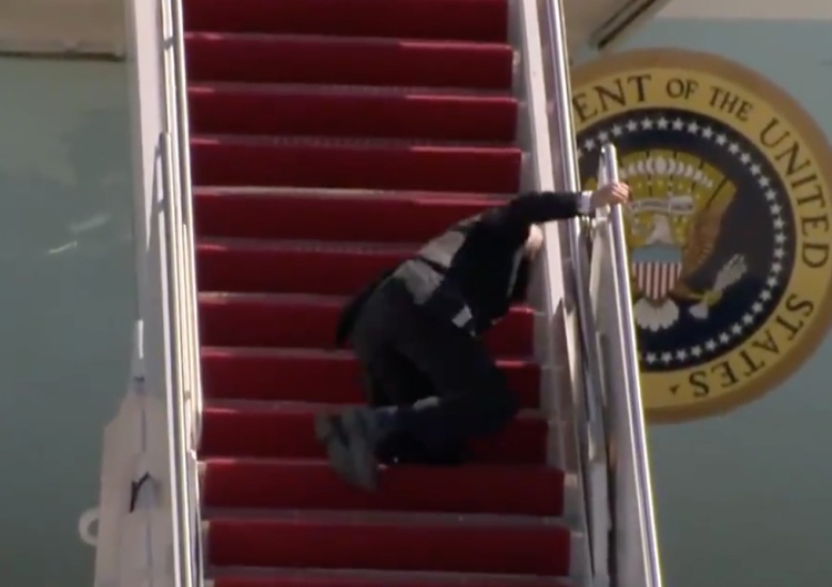  [Video] Joe Biden upadł na schodach podczas wejścia na pokład Air Force One
