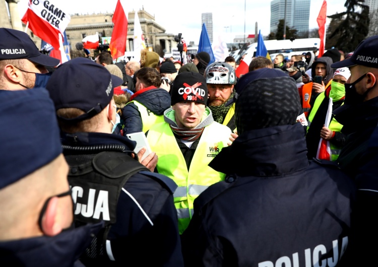  Dwoje policjantów w szpitalu po zajściach na demonstracji antycovidowców