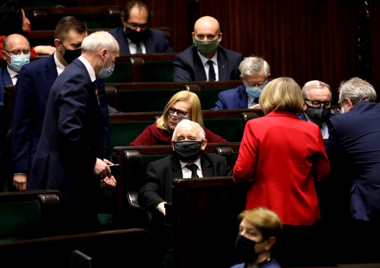  [SONDAŻ] PiS niezmiennie na pierwszym miejscu. W Sejmie znalazłoby się aż sześć partii