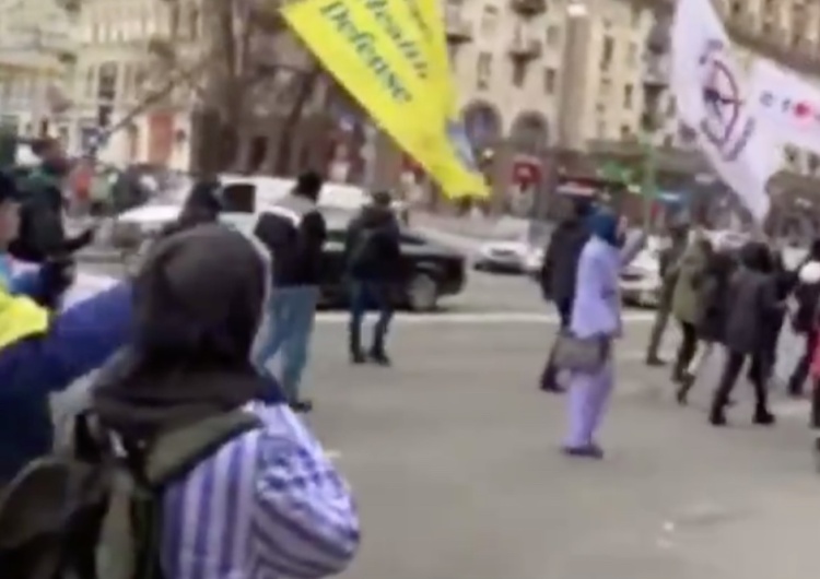 Podczas protestu koronasceptyków wykorzystano pasiaki. Ambasada Izraela reaguje