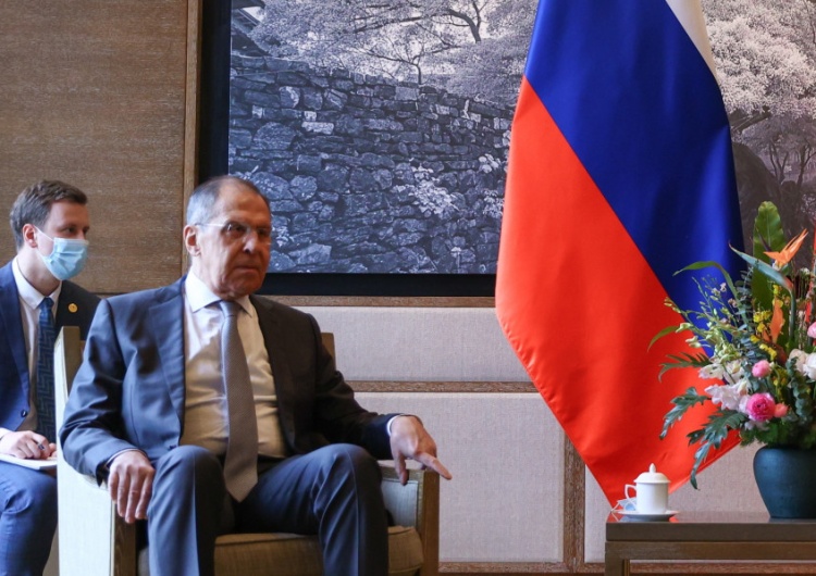 Siergiej Ławrow podczas wizyty w ChRL [VIDEO] Dyplomatyczna afera! Napis „Piep***** kwarantanna” na maseczce Ławrowa podczas oficjalnej wizyty