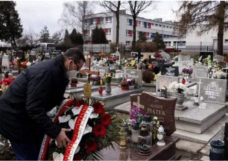 Premier Morawiecki składa wieniec na grobie Alojzego Piątka Premier Morawiecki złożył wieniec na grobie cudownie ocalałego górnika i zapalił znicz pod muralem Warszyca