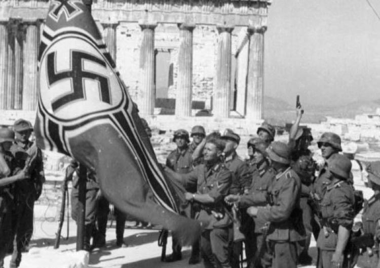 Niemieccy żołnierze wciągają na maszt flagę III Rzeszy w Atenach Kiedy dla Polski? Niemieccy Zieloni naciskają na reparacje dla Grecji. Niedługo mogą współrządzić